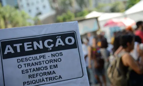 Profissionais da saúde, pacientes e familiares protestam contra a política de saúde mental no Dia Nacional da Luta Antimanicomial, no centro da cidade.