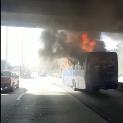 Imagem ilustrativa da imagem Ônibus pega fogo e fecha Avenida Brasil sentido Centro