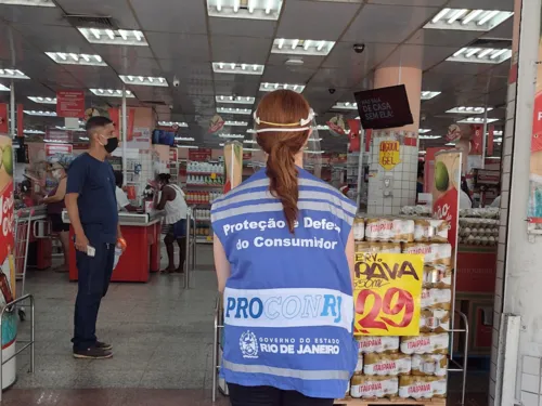 Imagem ilustrativa da imagem Procon descarta 60 kg de carne vencida em mercado do Fonseca