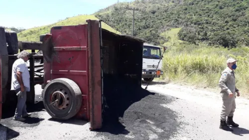 Imagem ilustrativa da imagem Motorista fica ferido após carreta tombar em rodovia de Maricá