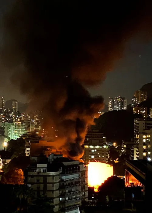 Imagem ilustrativa da imagem Incêndio atinge subestação da Light no Rio e moradores ficam sem energia