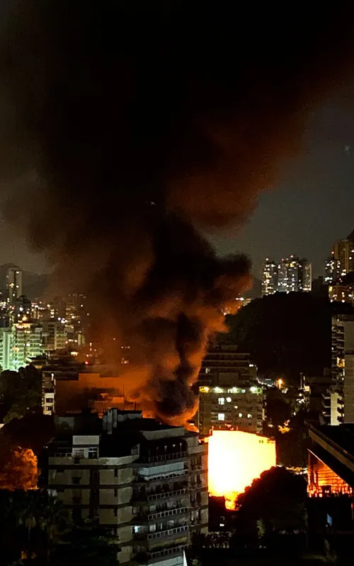 Imagem ilustrativa da imagem Incêndio atinge subestação da Light no Rio e moradores ficam sem energia