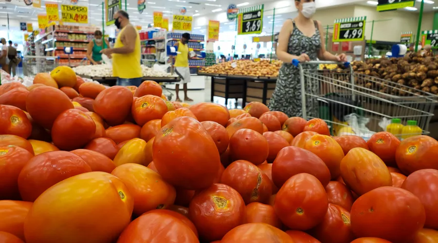 Imagem ilustrativa da imagem Preço do tomate dispara e valor da carne preocupa