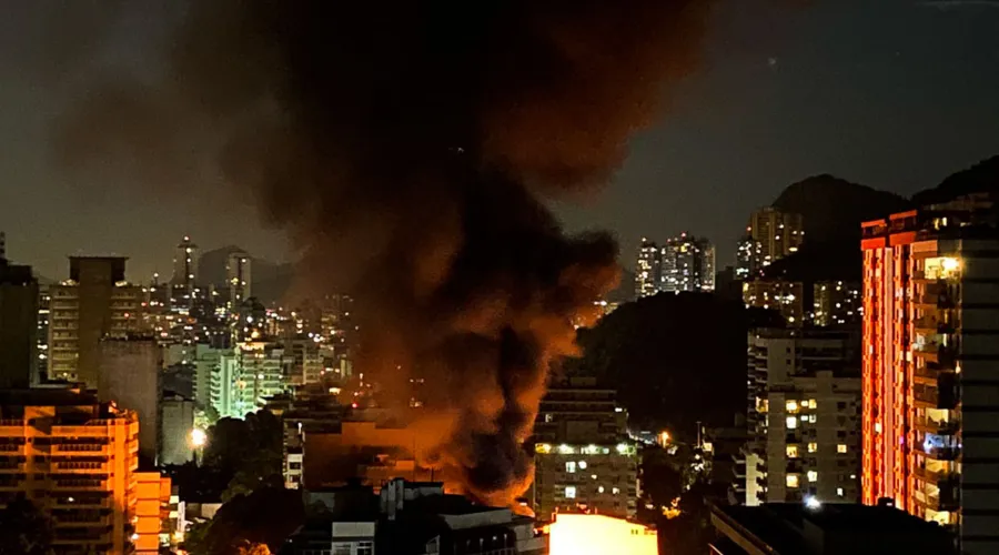 Imagem ilustrativa da imagem Incêndio atinge subestação da Light no Rio e moradores ficam sem energia