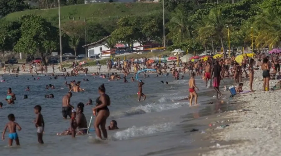 Imagem ilustrativa da imagem Terçou com vacina, sol e praias lotadas em Niterói