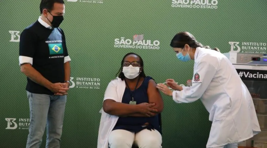 Imagem ilustrativa da imagem Covid-19: enfermeira de São Paulo é a primeira vacinada no Brasil