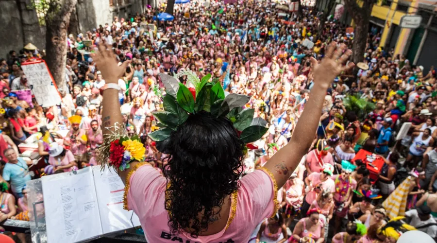 Imagem ilustrativa da imagem Sem desfiles, Multibloco lança samba com 300 ritmistas