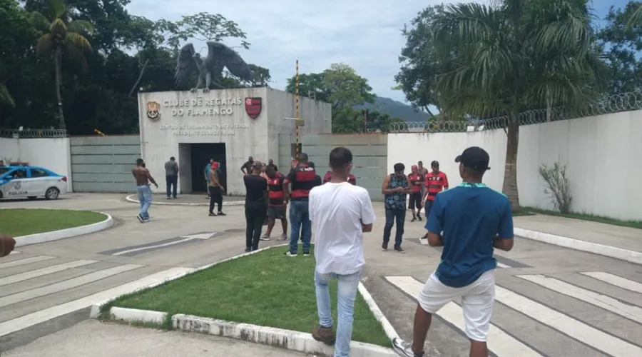 Imagem ilustrativa da imagem Torcida do Flamengo realiza protesto no Ninho do Urubu