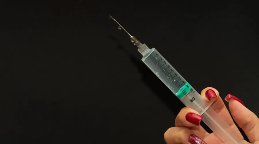 Imagem ilustrativa da imagem Anvisa alerta para venda de vacinas falsas na internet