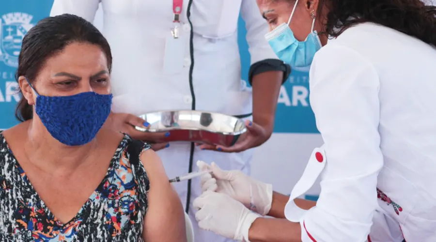 Imagem ilustrativa da imagem Emoção marca início da vacinação em Maricá