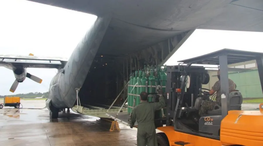 Avião militar C-130, da FAB, com cilindros de oxigênio para tratamento de pacientes de covid-19 em Manaus.