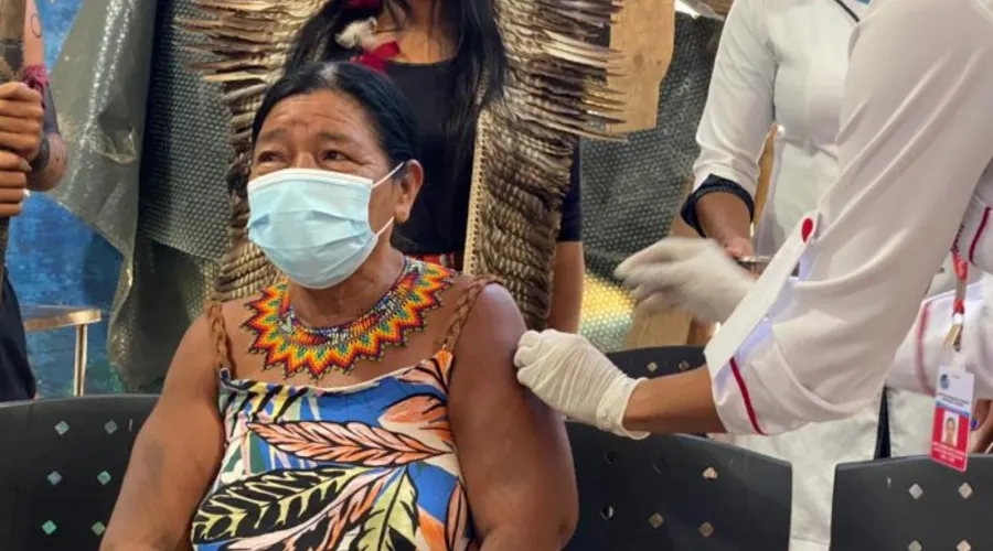 Imagem ilustrativa da imagem Covid-19: primeira indígena a receber vacina em Maricá tem 92 anos