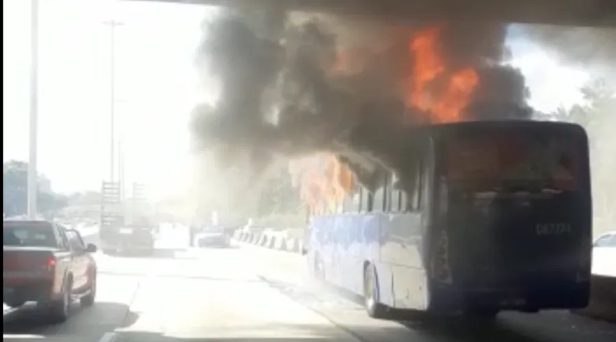 Imagem ilustrativa da imagem Ônibus pega fogo e fecha Avenida Brasil sentido Centro