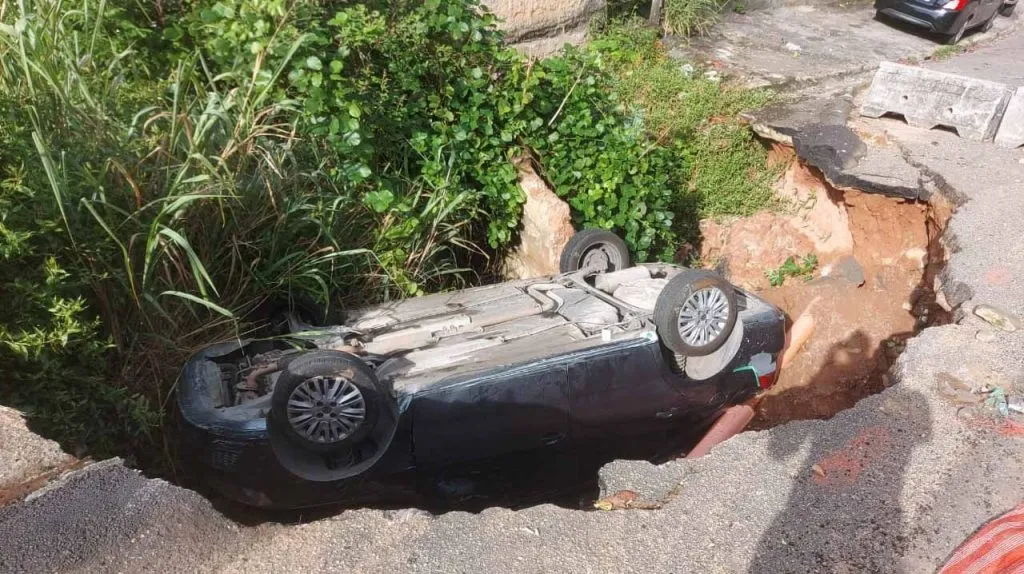 Imagem ilustrativa da imagem Carro cai em buraco na Zona Norte de Niterói