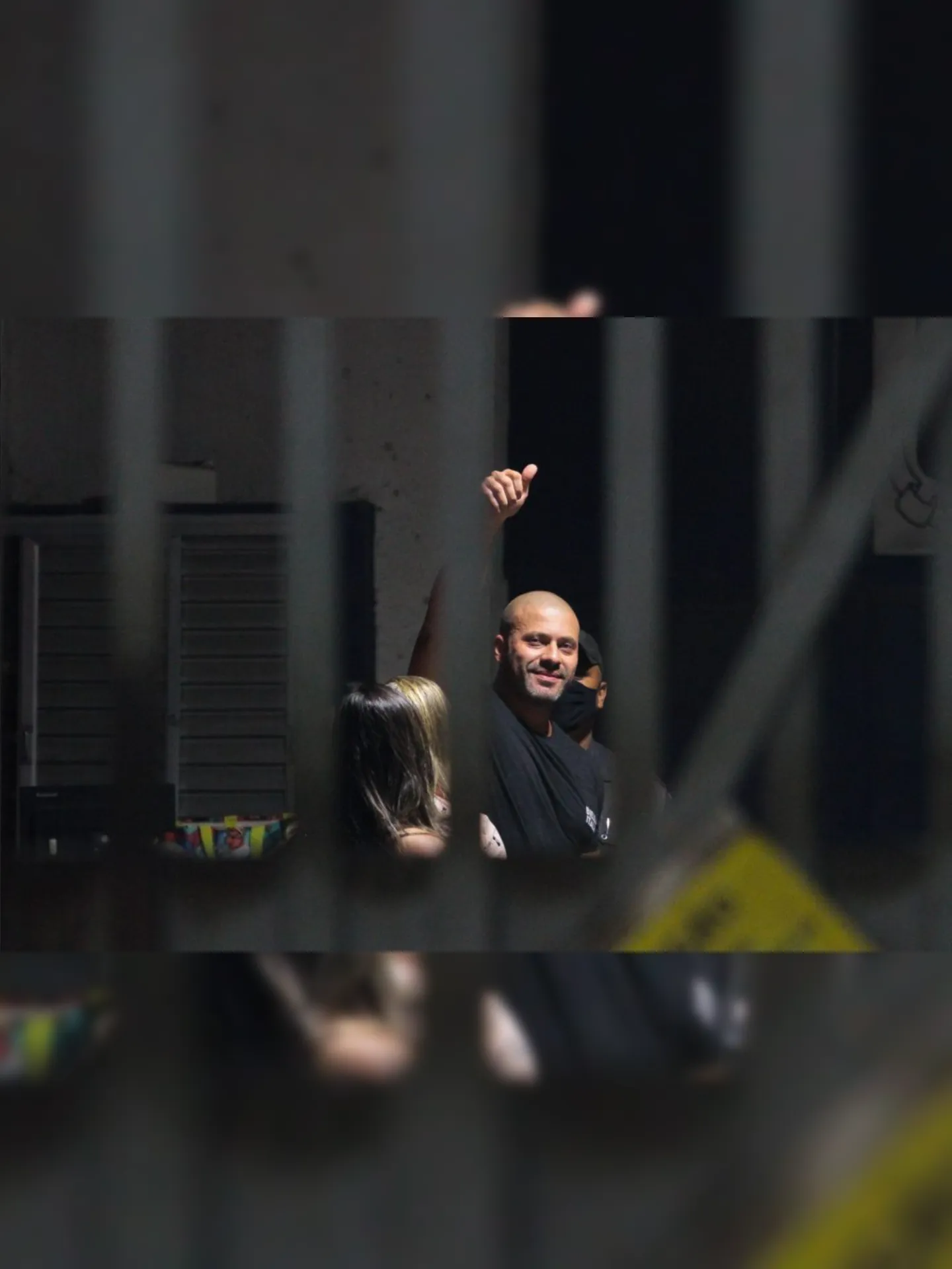 Imagem ilustrativa da imagem Da cadeia, Daniel Silveira se filia ao partido de Roberto Jefferson