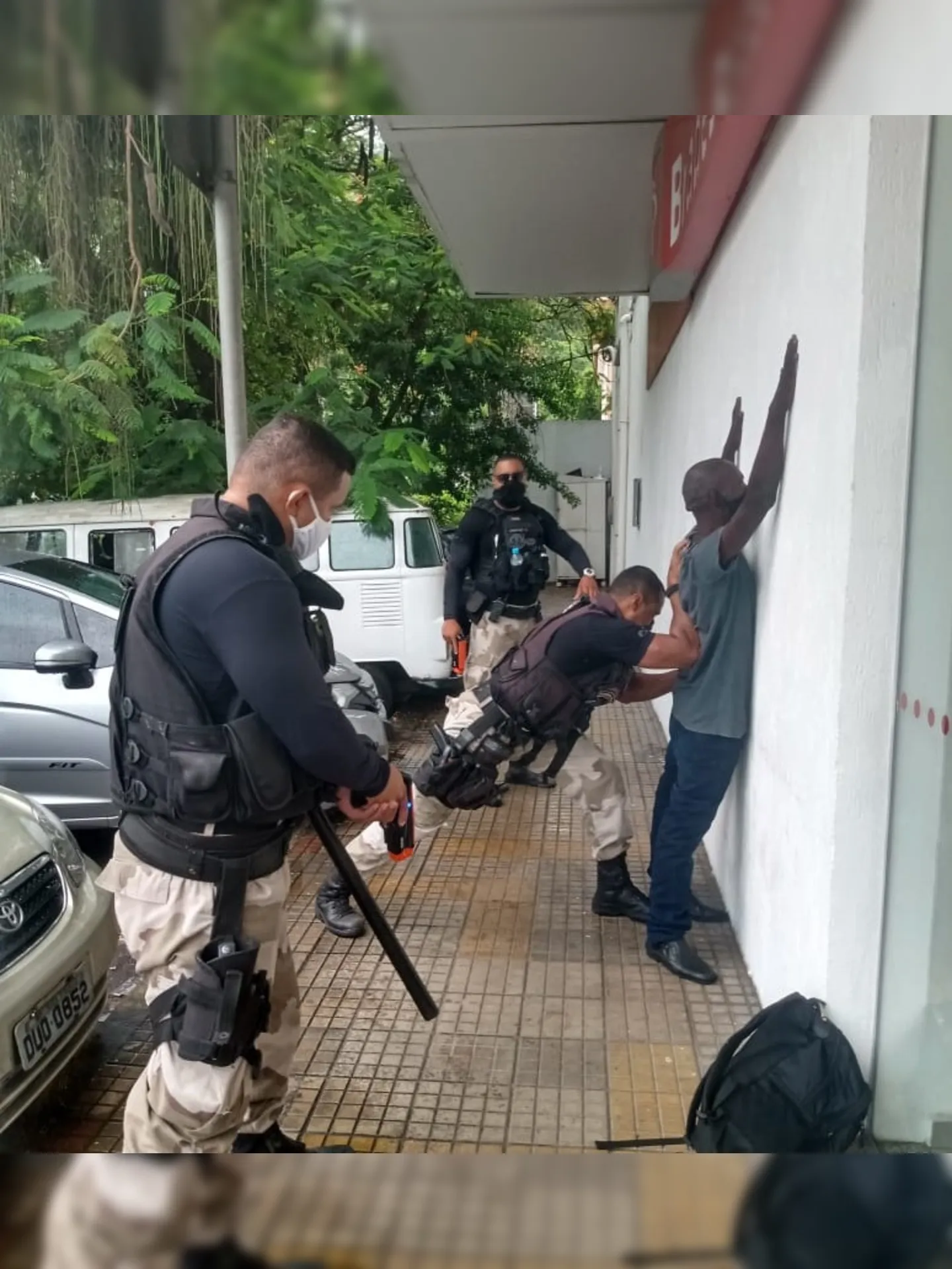 Imagem ilustrativa da imagem Porta de banco é quebrada por homem em ataque de fúria em Niterói