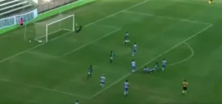 Imagem ilustrativa da imagem Árbitro comete erro inacreditável e valida gol em bola que não entrou