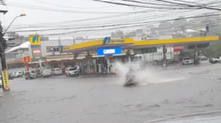 Imagem ilustrativa da imagem Chuva causa alagamentos em Niterói e São Gonçalo