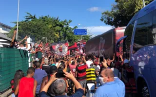 Imagem ilustrativa da imagem AeroFla: embarque do Flamengo tem festa, confusão e aglomeração