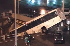 Imagem ilustrativa da imagem Ônibus cai dentro de canal na Zona Norte do Rio