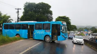 Imagem ilustrativa da imagem Ônibus fica 'agarrado' e complica trânsito na RJ-106, em SG
