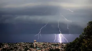 Imagem ilustrativa da imagem Madrugada de raios e ventos fortes em Niterói e região