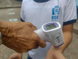 Imagem ilustrativa da imagem Nem a chuva atrapalha a volta às aulas presenciais no Rio