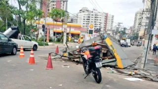 Imagem ilustrativa da imagem Banca de jornal cai de veículo e interdita rua em Niterói