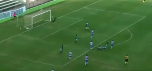 Imagem ilustrativa da imagem Árbitro comete erro inacreditável e valida gol em bola que não entrou