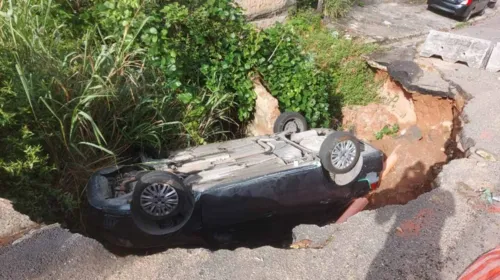 Imagem ilustrativa da imagem Carro cai em buraco na Zona Norte de Niterói