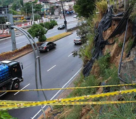 Imagem ilustrativa da imagem Chuva alerta para risco em encosta que desabou na Alameda em Niterói