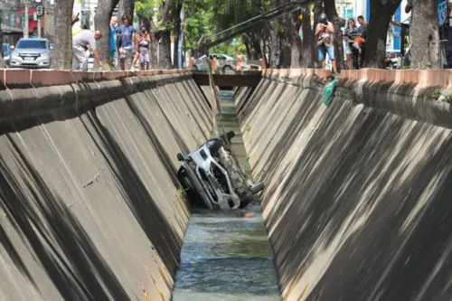 Imagem ilustrativa da imagem Carro desgovernado cai em canal da Alameda São Boaventura