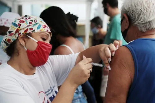 Imagem ilustrativa da imagem São Gonçalo alerta que vacina é restrita a moradores após Niterói suspender vacinação