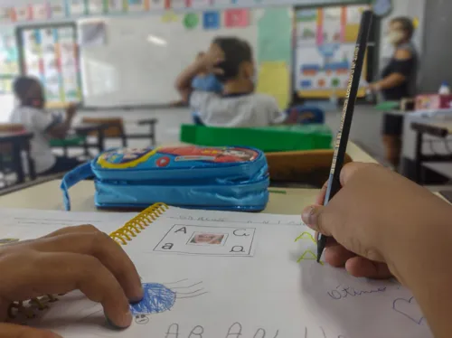 Imagem ilustrativa da imagem Aulas presenciais para alunos acima de 8 anos são adiadas no Rio