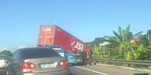 Imagem ilustrativa da imagem Acidente com caminhão  deixa tráfego lento na BR-101, em São Gonçalo