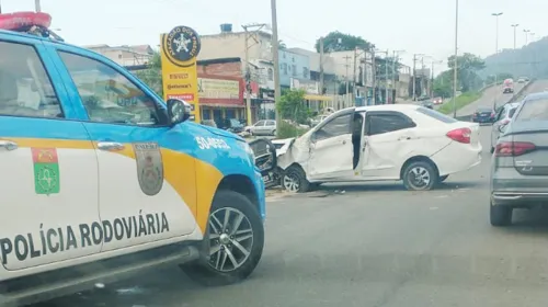 Imagem ilustrativa da imagem Acidente complica trânsito na RJ-104, em São Gonçalo