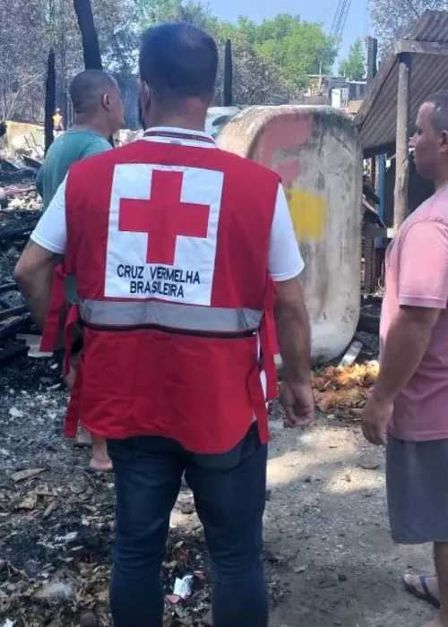 Imagem ilustrativa da imagem Cruz Vermelha arrecada doações para pescadores vítimas de incêndio