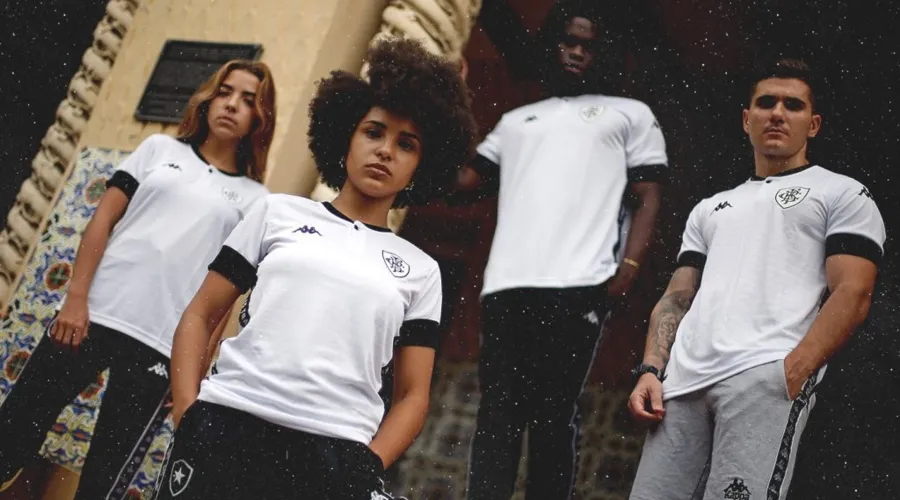 Imagem ilustrativa da imagem Com presença de ídolo, Botafogo lança camisa e agita torcida na web