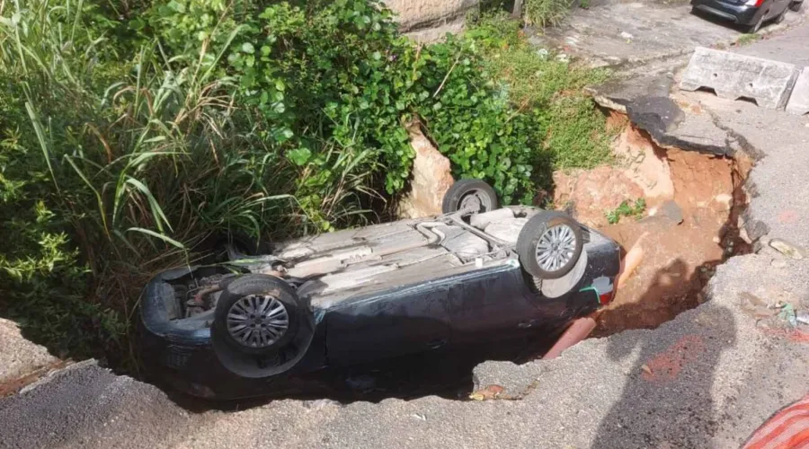 Imagem ilustrativa da imagem Carro cai em buraco na Zona Norte de Niterói