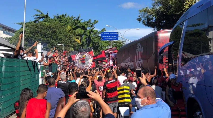 Imagem ilustrativa da imagem AeroFla: embarque do Flamengo tem festa, confusão e aglomeração