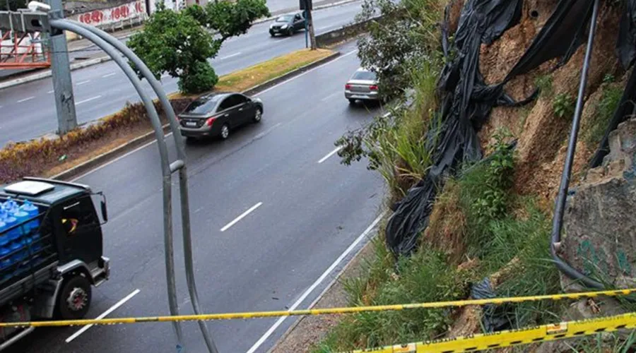 Imagem ilustrativa da imagem Chuva alerta para risco em encosta que desabou na Alameda em Niterói
