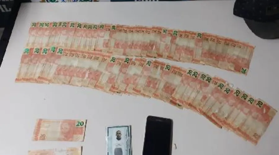 Imagem ilustrativa da imagem Preso homem que tentava vender notas falsas de R$ 20 no Rio