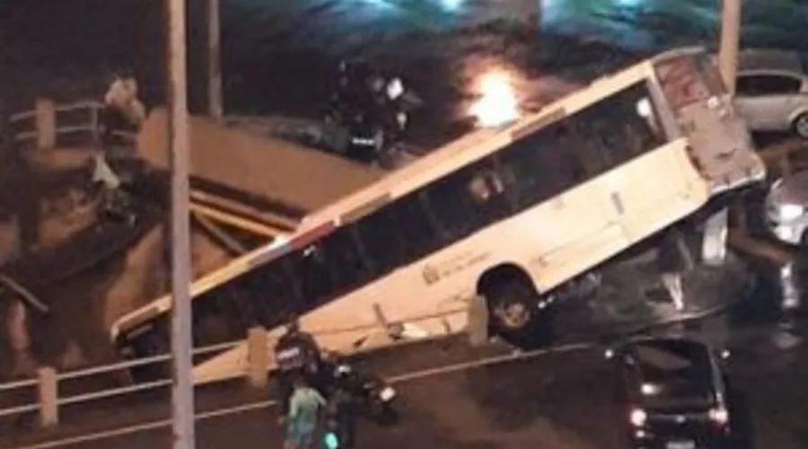 Imagem ilustrativa da imagem Ônibus cai dentro de canal na Zona Norte do Rio