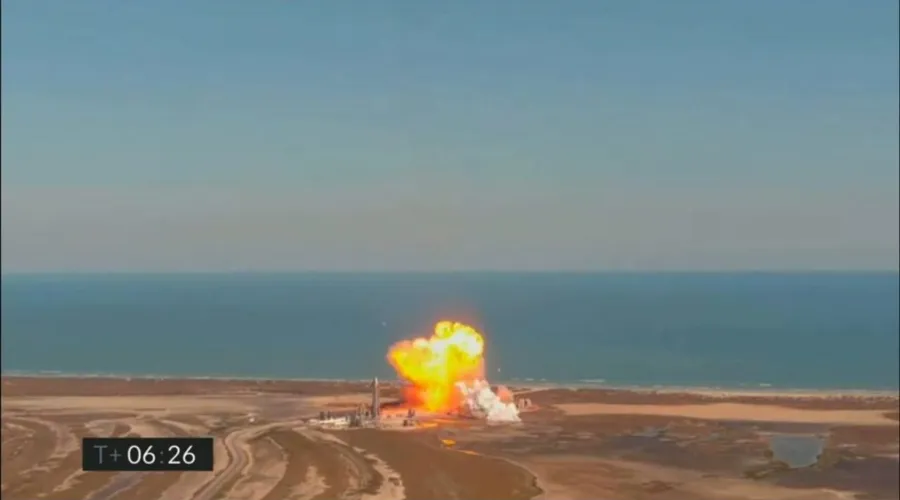 Imagem ilustrativa da imagem Protótipo de foguete da SpaceX explode ao aterrissar nos EUA