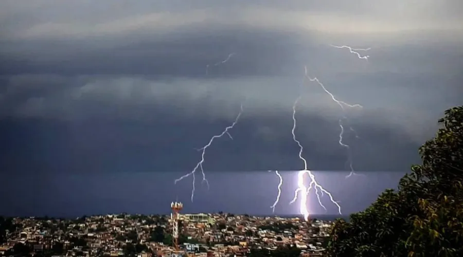 Imagem ilustrativa da imagem Madrugada de raios e ventos fortes em Niterói e região