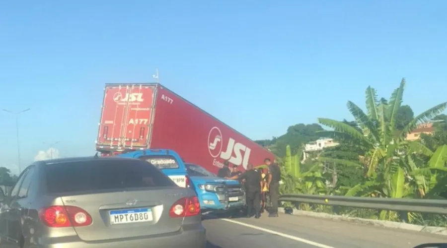 Imagem ilustrativa da imagem Acidente com caminhão  deixa tráfego lento na BR-101, em São Gonçalo