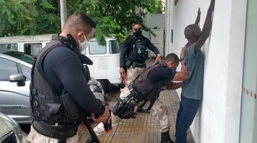 Imagem ilustrativa da imagem Porta de banco é quebrada por homem em ataque de fúria em Niterói