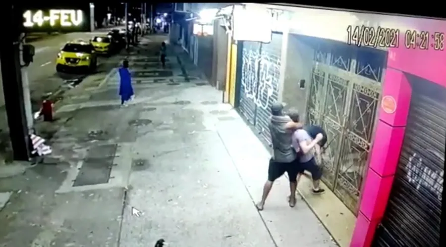 Imagem ilustrativa da imagem Suspeito de assaltar morador na porta de casa em Copacabana é preso