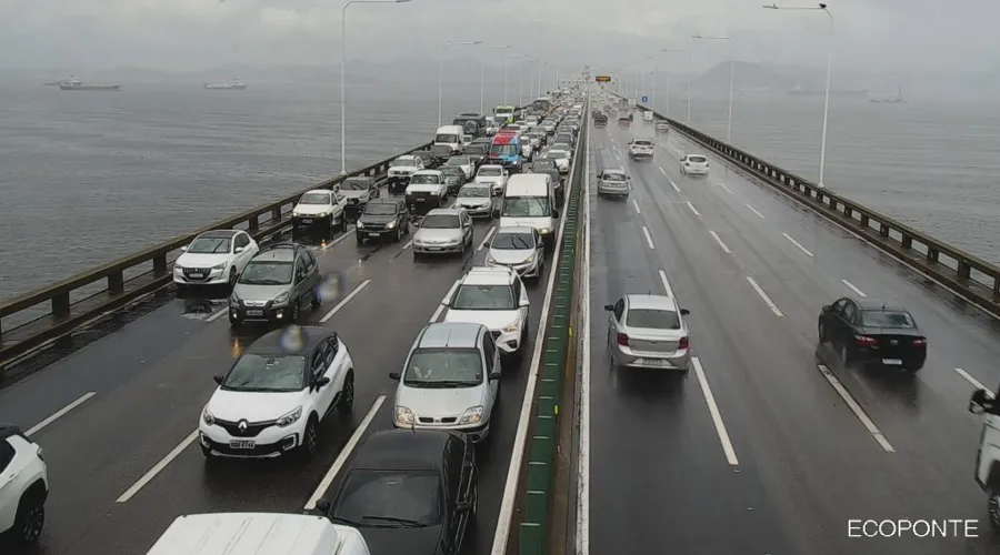 Imagem ilustrativa da imagem Acidente deixa trânsito lento na Ponte e travessia chega a 1h30