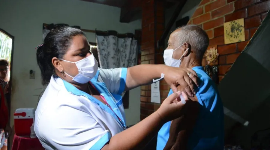 Imagem ilustrativa da imagem Imprensa internacional acompanha a vacinação de idosos em Maricá